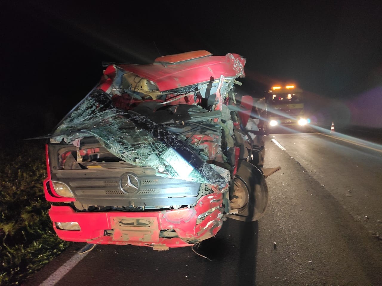 Caminhão bitrem faz ultrapassagem em local proibido e causa acidente com seis feridos em Candói, diz PRF