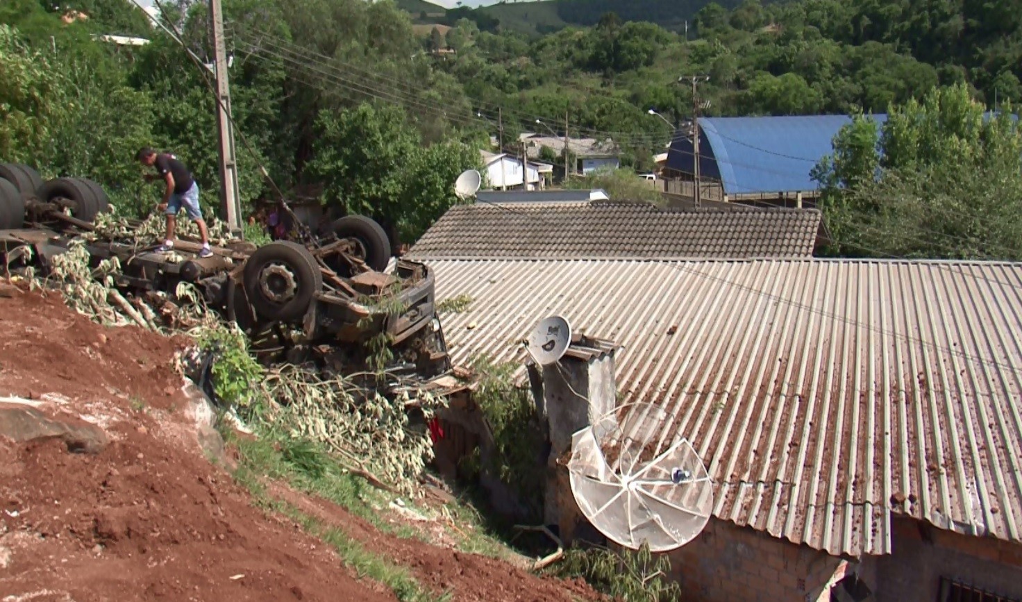 Motorista morre após perder controle da direção, e caminhão tombar sobre casa, em Mafrinópolis