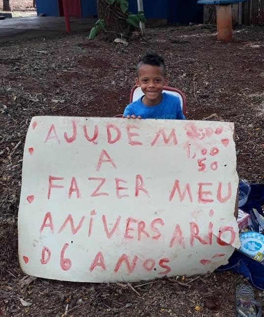 Com pais desempregados, menino faz cartaz pedindo ajuda para festa de aniversário de seis anos no Paraná