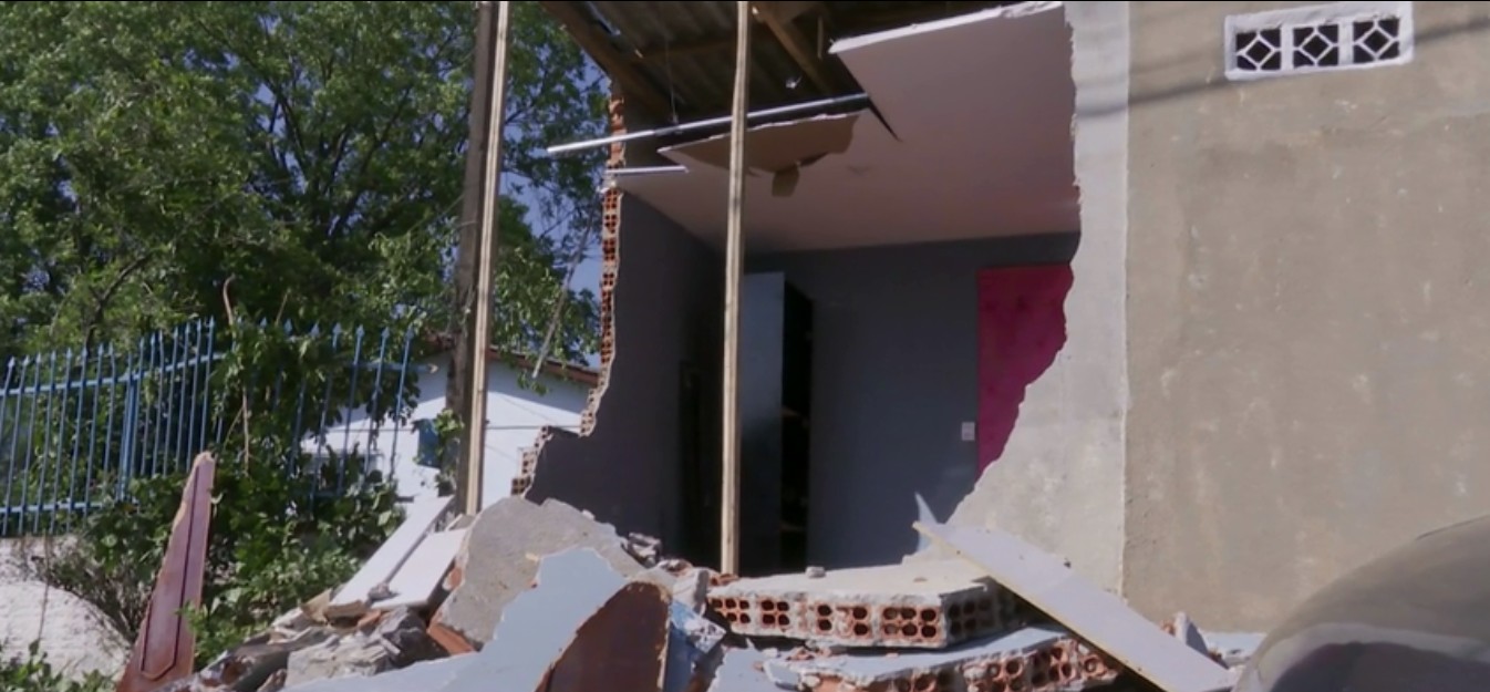 Caminhão desgovernado quebra parede e invade casa, em Cascavel
