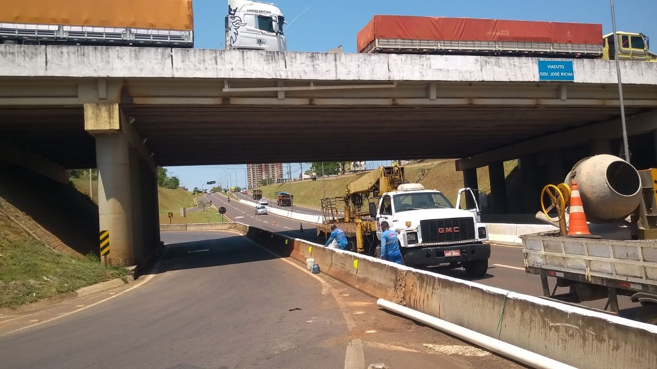 Obra em viaduto causa bloqueio parcial na Avenida Paraná, em Foz do Iguaçu