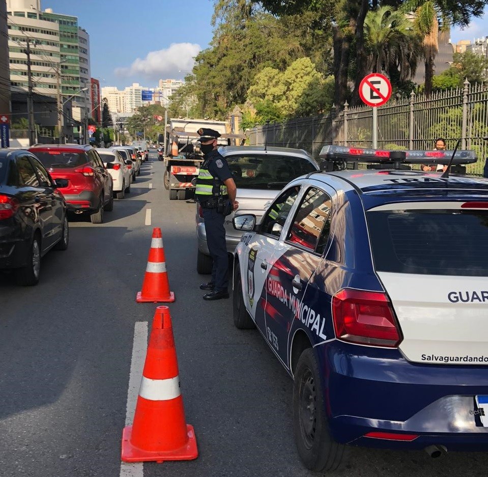 Carro com mais de R$ 1 milhão em multas é apreendido em Curitiba, diz prefeitura