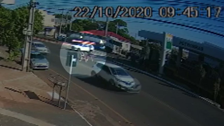 Criança é atropelada por carro em avenida de Marialva; VÍDEO