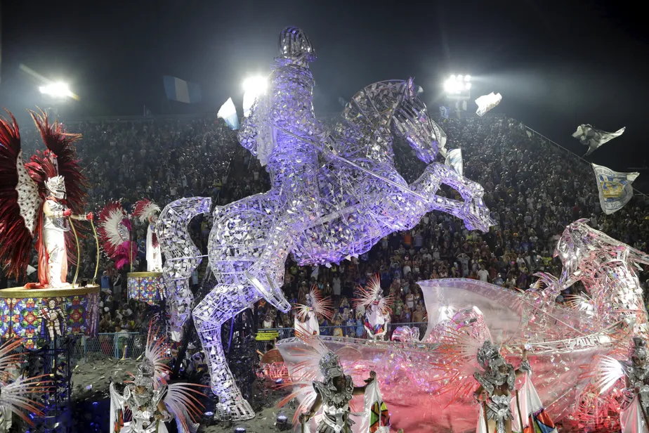 Cavalo de São Jorge da Vila Isabel foi a sensação do desfile do carnaval do Rio.