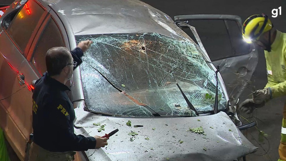 Carro capota e cai dentro de posto da PRF em Porto Alegre