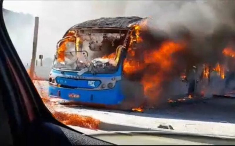 Morte de sobrinho do miliciano Zinho leva terror à Zona Oeste, com 35 ônibus e 1 trem queimados