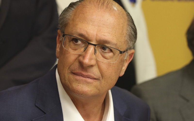 Geraldo Alckmin busca apoio de Arthur Lira para acelerar análise de projeto de reforma no ensino médio