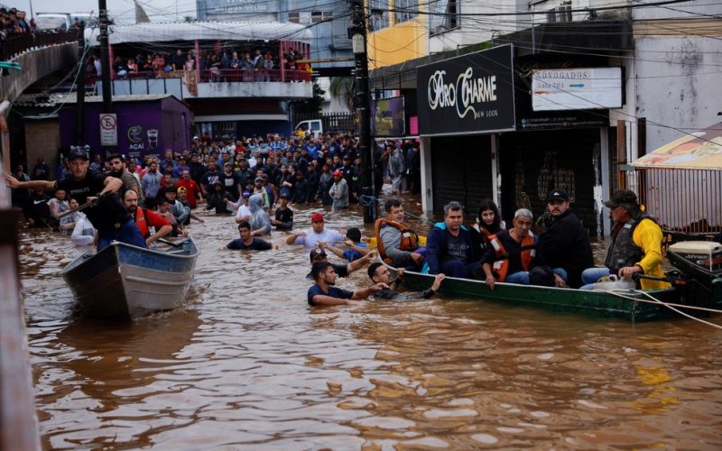 FAB responde a crise: Avião decola com 18 toneladas de alimentos para vítimas de enchentes no Rio Grande do Sul