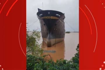 Navio Encosta no Teto de Escritório Após Enchente em Taquari