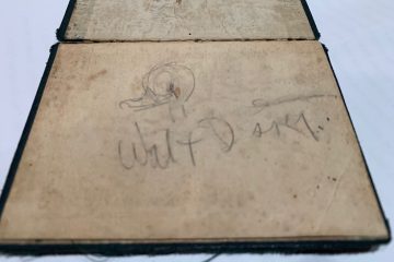 Há 80 anos, Walt Disney fez uma visita surpresa a Curitiba e autografou documentos para seus fãs.