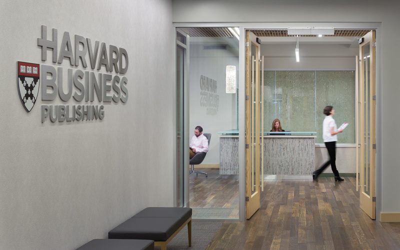 Santander e Harvard Business Publishing abrem 2 mil bolsas para melhorar a prática do ensino universitário