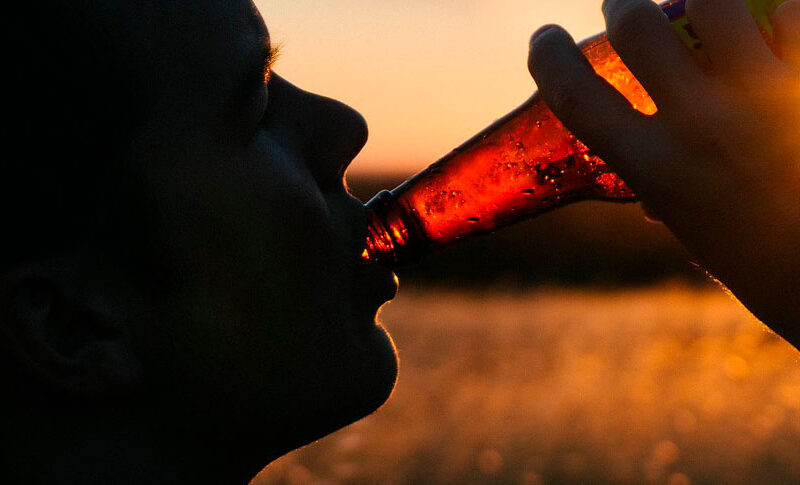 Necessidade de aprovação de lei fica evidente após casos de cegueira por bebidas adulteradas
