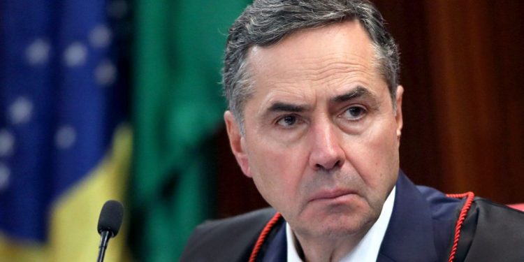 Mané, filho de Barroso, opta por não voltar aos EUA para evitar possíveis problemas com sanções de Trump contra o STF.