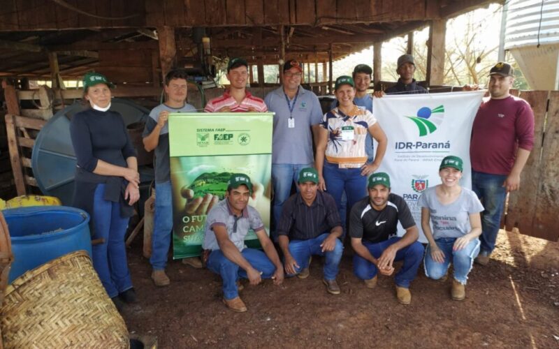 Produtores de leite de Iretama recebem treinamento em manejo e ordenha