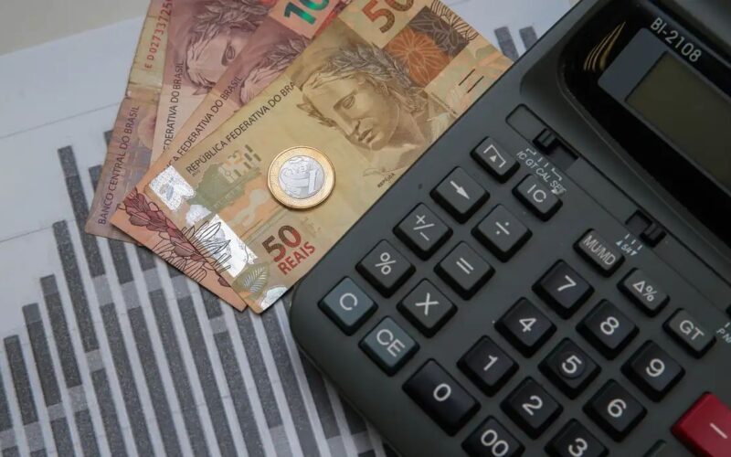 Com segunda parcela do 13º a caminho, especialista orienta como usar a renda extra com planejamento