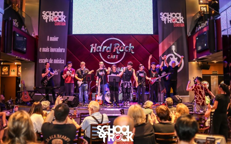 Alunos da School of Rock Curitiba sobem ao palco do Hard Rock Cafe em jam session aberta ao público
