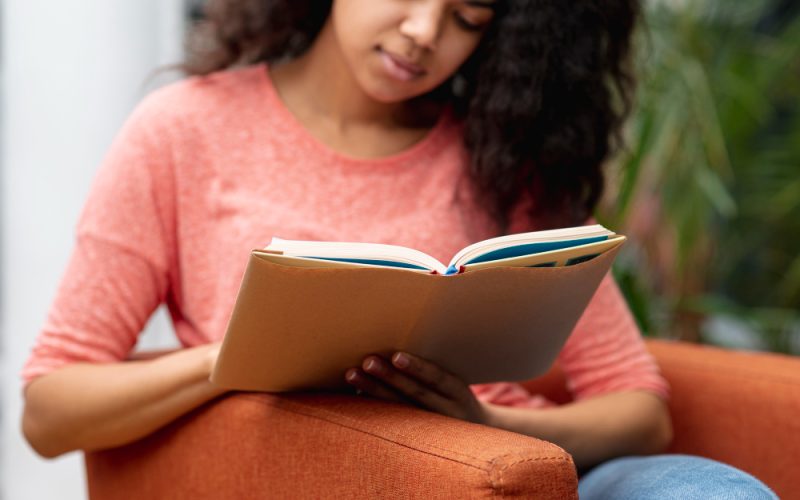 Classe C: Mulheres pretas e pardas lideram o consumo de livros, revela estudo