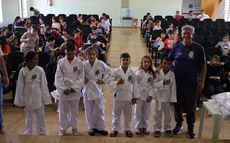 Alunos do Projeto Futuro recebem 100 kimonos da Prefeitura de Guarapuava