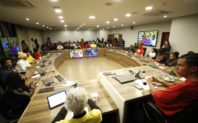 Três décadas de luta: Assembleia homenageia o Movimento Negro Unificado no Paraná