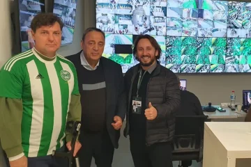 Anibelli e Bakri assistem ao jogo do Coritiba enquanto discutem projeto de lei sobre bebidas em arenas esportivas