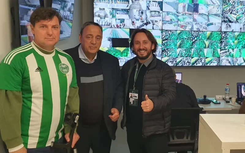 Anibelli e Bakri assistem ao jogo do Coritiba enquanto discutem projeto de lei sobre bebidas em arenas esportivas
