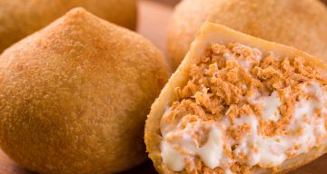 Dia da Coxinha: Curitiba celebra um dos salgados mais amados do Brasil com receita campeã e mais de 1,3 milhão de unidades vendidas