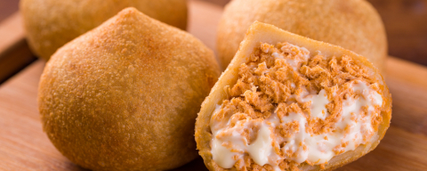 Dia da Coxinha: Curitiba celebra um dos salgados mais amados do Brasil com receita campeã e mais de 1,3 milhão de unidades vendidas